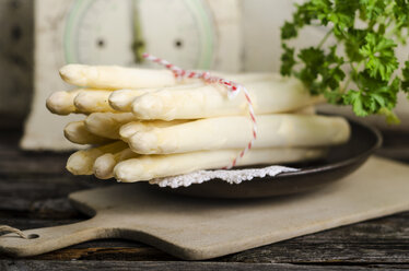 PLate mit Bündel weißem Spargel, Asparagus officinalis - ODF000760