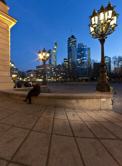 Deutschland, Hessen, Frankfurt, Alte Oper, Finanzviertel im Hintergrund, Blaue Stunde - AMF002384