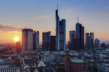 Deutschland, Hessen, Frankfurt, Stadtansicht mit Finanzviertel am Abend - AMF002388