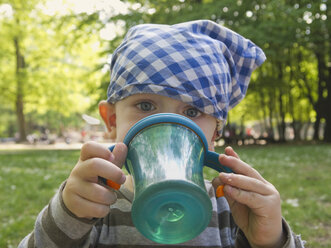 Kleiner Junge mit Kopftuch beim Trinken - MUF001509