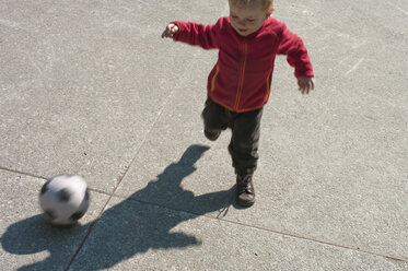 Baby boy playing soccer - MUF001510