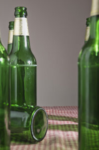 Leere Bierflaschen auf dem Tisch - MUF001498