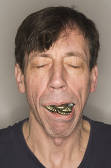 Mann mit Mund voller Kronkorken - MUF001501