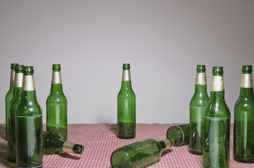 Leere Bierflaschen auf dem Tisch - MUF001507