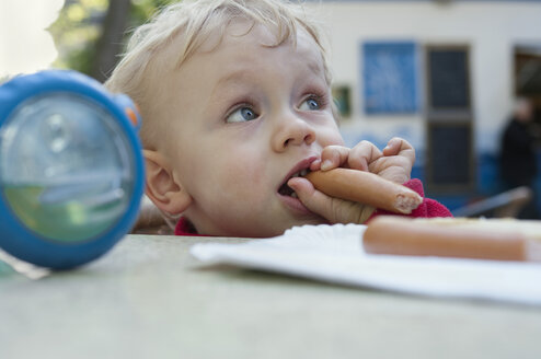 Baby boy eating a sausage - MUF001516