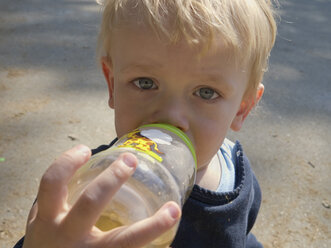 Baby boy drinking from bottle - MUF001517