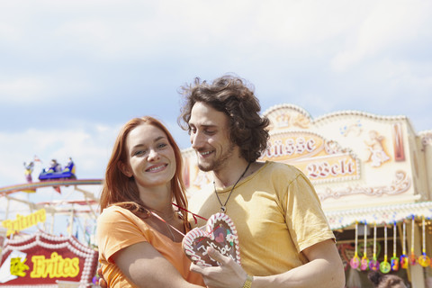 Glückliches junges Paar auf einer Kirmes, lizenzfreies Stockfoto