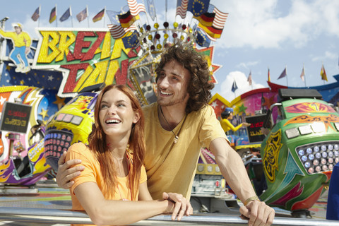 Glückliches junges Paar auf einer Kirmes, lizenzfreies Stockfoto