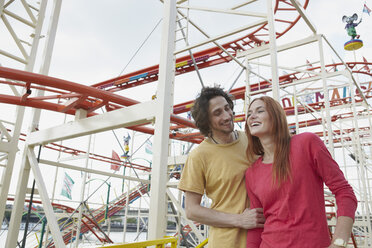 Glückliches junges Paar auf einer Kirmes - RHF000381