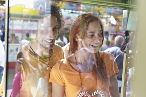 Glückliches junges Paar auf einer Kirmes, lizenzfreies Stockfoto