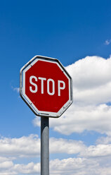 Schweiz, Stoppschild und blauer Himmel mit Wolken - AMF002403