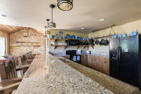 USA, Texas, Geräumige Ranch Home Küche mit großer Granitarbeitsplatte - ABAF001374