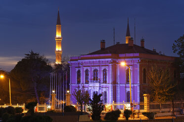 Türkei, Edirne, Rathaus und Minarett der Uec Serefeli Moschee bei Nacht - SIEF005482