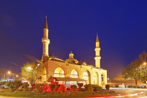 Türkei, Edirne, Alte Moschee bei Nacht - SIEF005484