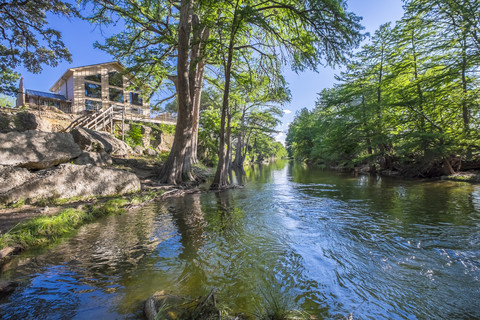 USA, Texas, Ferienhaus am Frio River, lizenzfreies Stockfoto