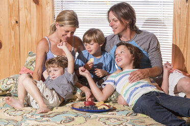 USA, Texas, Familie mit Obstschale auf dem Bett - ABAF001385