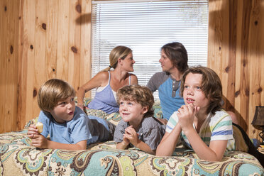 USA, Texas, Familie im Schlafzimmer - ABAF001386