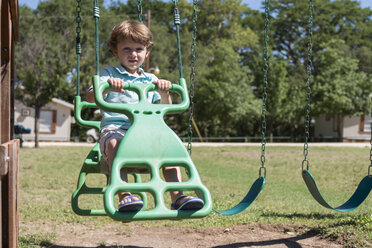 USA, Texas, Kleinkind auf einer Spielplatzschaukel - ABAF001392