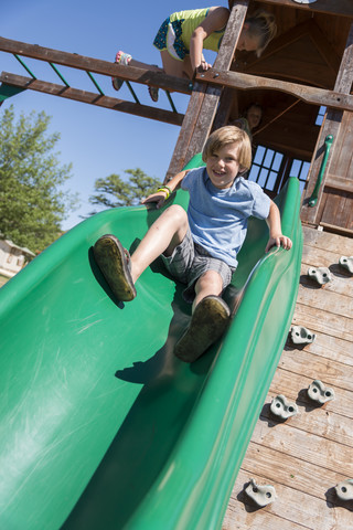 USA, Texas, Kinder spielen auf einem Spielplatz, lizenzfreies Stockfoto