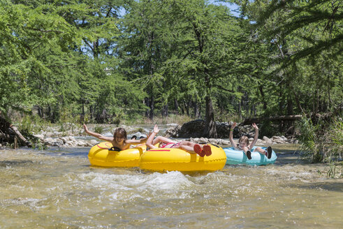 USA, Texas, Kinder, die den Frio River schlauchen - ABAF001415