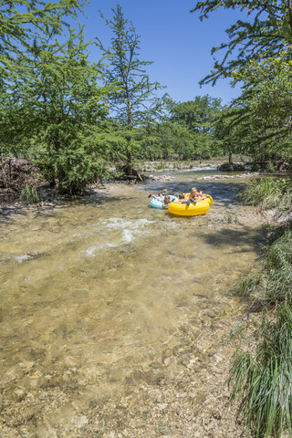 USA, Texas, Kinder, die den Frio River schlauchen, lizenzfreies Stockfoto