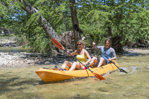 USA, Texas, Paar fährt Kajak auf dem Frio River, lizenzfreies Stockfoto