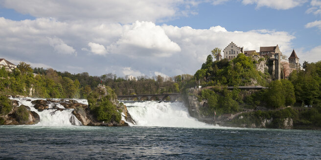 Schweiz, Schaffhausen, Rheinfall mit Schloss Laufen - WIF000801