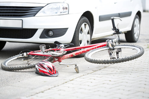 Autounfall mit Fahrrad - MAEF008509