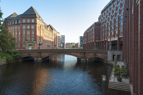 Deutschland, Hamburg, Heiligengeistbrücke am Alsterfleet - RJF000194