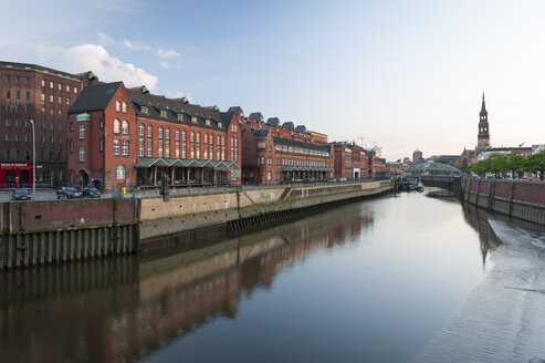 Deutschland, Hamburg, Blick auf den Zollkanal und die historische Speicherstadt - RJF000200