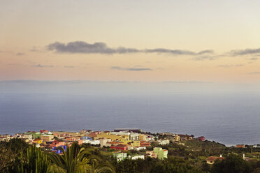 Spanien, Kanarische Inseln, La Palma, Blick auf Barlovento in der Dämmerung - SEF000743