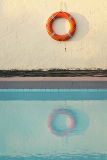 Spanien, Kanarische Inseln, La Palma, Lebensretter hängen an der Wand hinter dem Schwimmbad - SEF000746