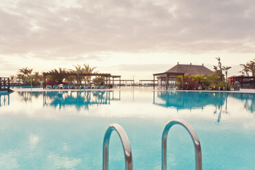 Spanien, Kanarische Inseln, La Palma, Fuencaliente, Schwimmbad eines Hotels - SEF000753