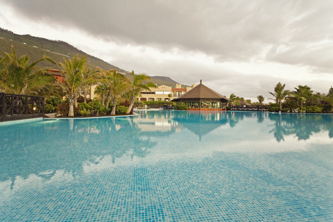 Spanien, Kanarische Inseln, La Palma, Fuencaliente, Schwimmbad eines Hotels, lizenzfreies Stockfoto
