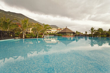 Spanien, Kanarische Inseln, La Palma, Fuencaliente, Schwimmbad eines Hotels - SEF000749