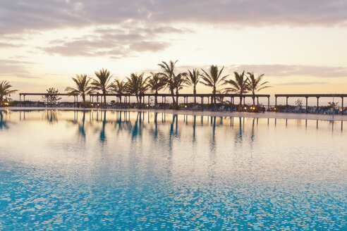 Spanien, Kanarische Inseln, La Palma, Fuencaliente, leerer Swimmingpool eines Hotels - SEF000754