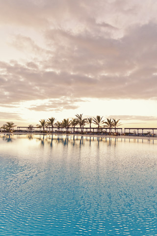 Spanien, Kanarische Inseln, La Palma, leerer Swimmingpool eines Hotels, lizenzfreies Stockfoto