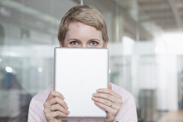 Deutschland, München, Geschäftsfrau im Büro, mit digitalem Tablet - RBYF000508