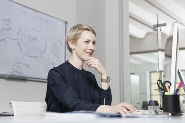 Germany, Munich, Businesswoman in office - RBYF000607
