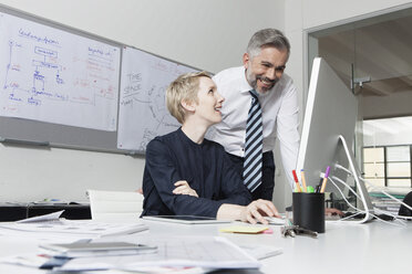 Germany, Munich Collegues in office working together - RBYF000535