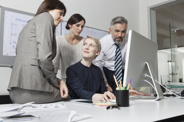 Germany, Munich Collegues in office working together - RBYF000538