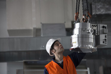 Techniker in einer Fabrikhalle - SGF000792