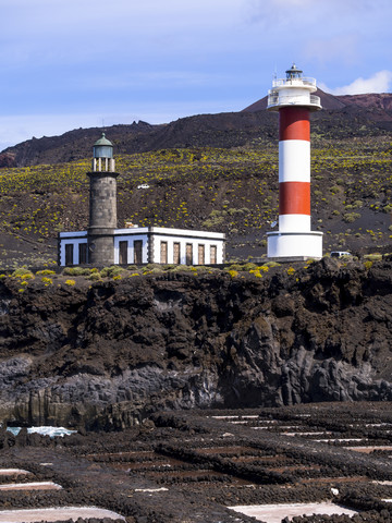 Spanien, Kanarische Inseln, La Palma, Südküste, Los Quemados, Neuer und alter Leuchtturm am Faro de Fuencaliente, Saline Teneguia, lizenzfreies Stockfoto