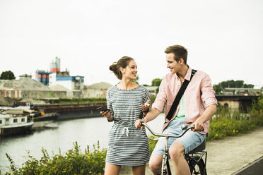 Junges Paar mit Fahrrad - UUF001037