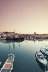 Griechenland, Kreta, Rethymno, Boote im Hafen - MEM000251