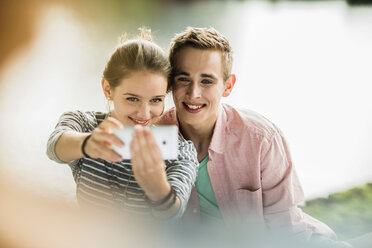 Young couple taking a selfie with smartphone - UUF001025