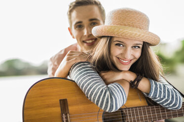 Porträt eines jungen Paares mit Gitarre - UUF001051