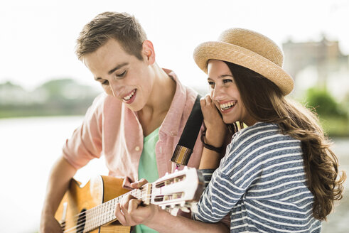 Porträt eines jungen Paares mit Gitarre - UUF001056