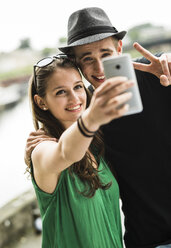 Young couple taking a selfie with smartphone - UUF001094