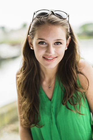 Porträt eines lächelnden Mädchens im Teenageralter, lizenzfreies Stockfoto